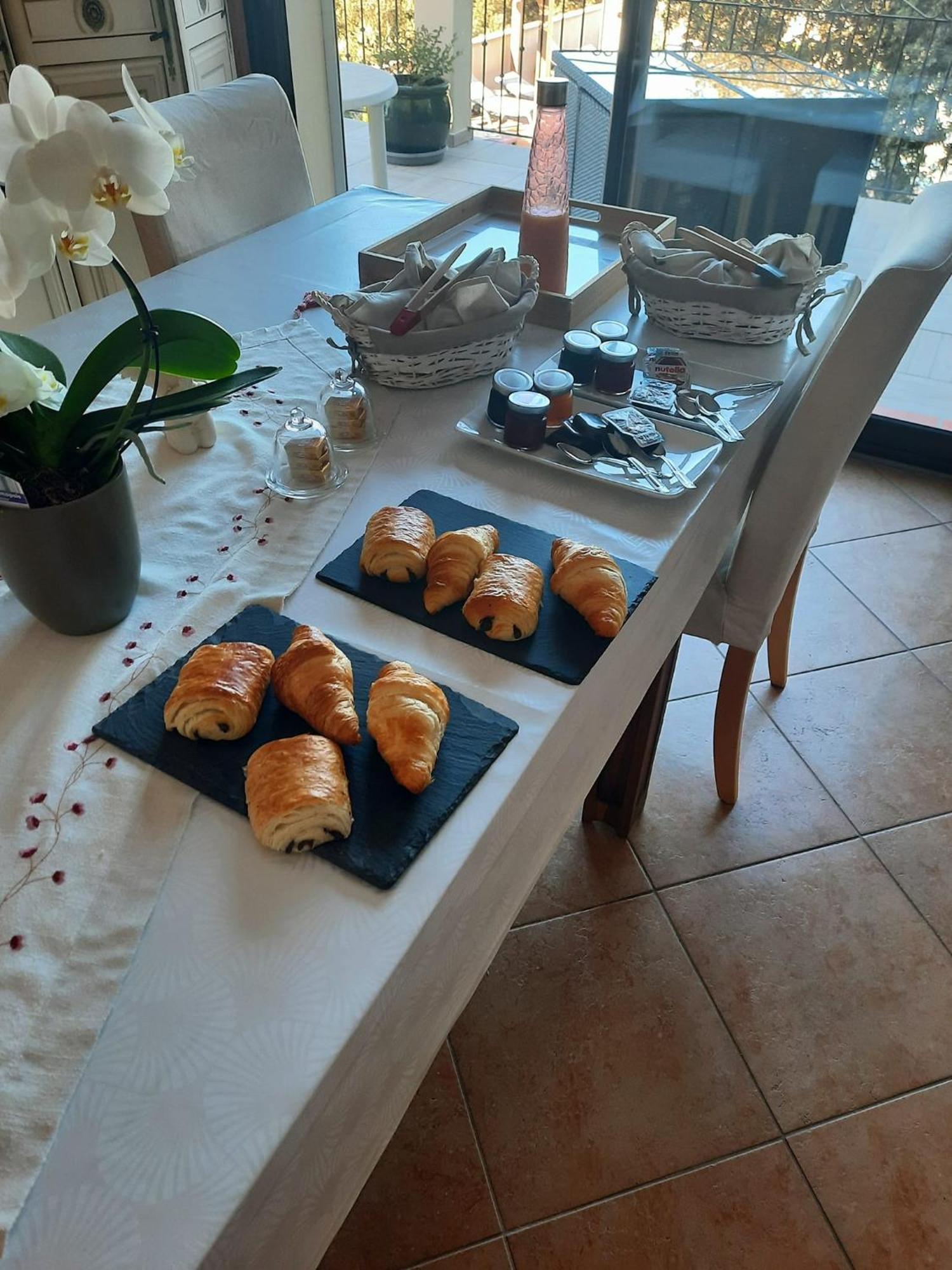 Villa Asunda B&B Spa & Sauna, Chambres D'Hotes Сен-Максимен-ла-Сент-Бом Екстериор снимка